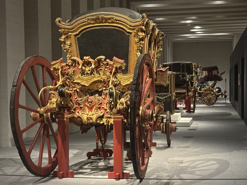 Carruagens em movimento e outros veículos expostos na galeria de coleções reais em madrid espanha imagem de stock