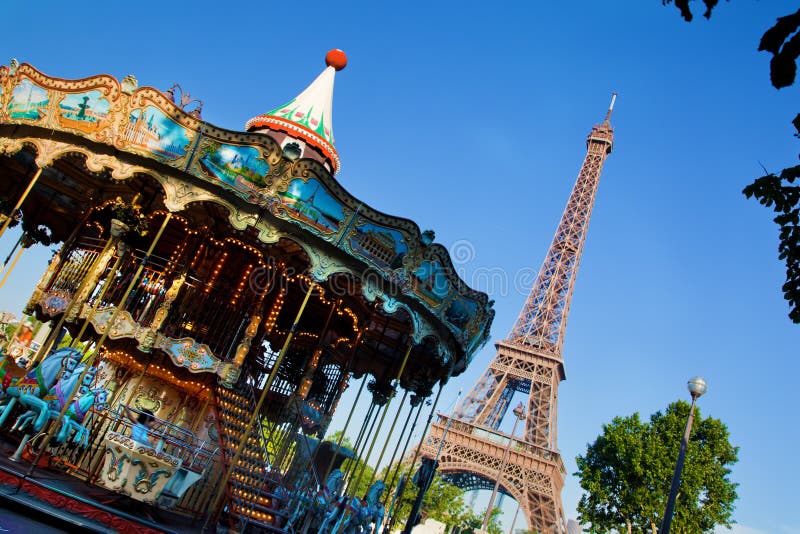 Carrusel de la torre Eiffel y del vintage, París, Francia fotografía de archivo libre de regalías Carrusel de la torre Eiffel y del vintage, París, Francia fotografía de archivo libre de regalías
