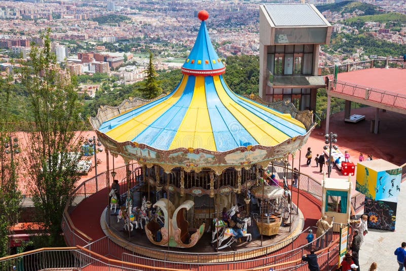 Carrusel en el parque de atracciones de Tibidabo en Barcelona, España imagenes de archivo Carrusel en el parque de atracciones de Tibidabo en Barcelona, España imagenes de archivo