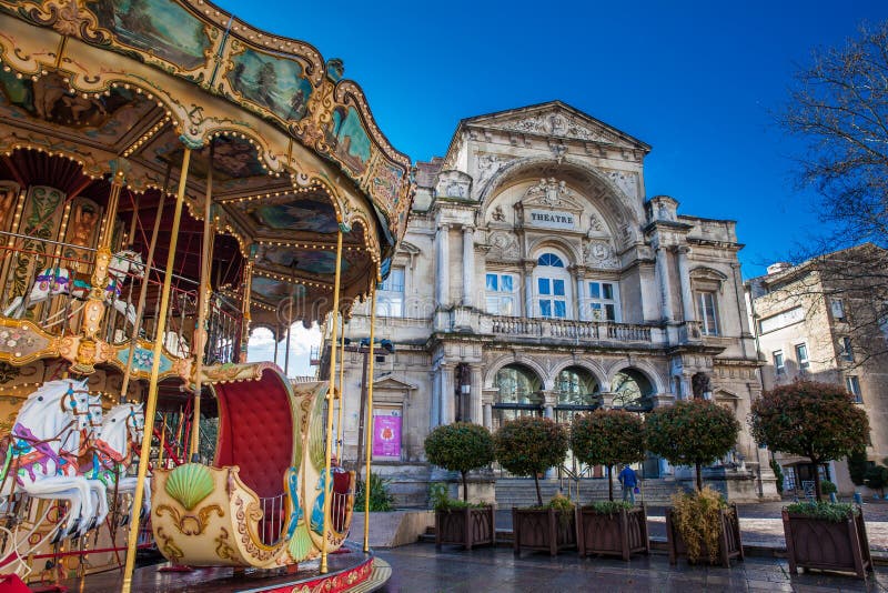 Carrusel pasado de moda francés del estilo con las escaleras en Place de Horloge en Aviñón Francia fotografía de archivo Carrusel pasado de moda francés del estilo con las escaleras en Place de Horloge en Aviñón Francia fotografía de archivo