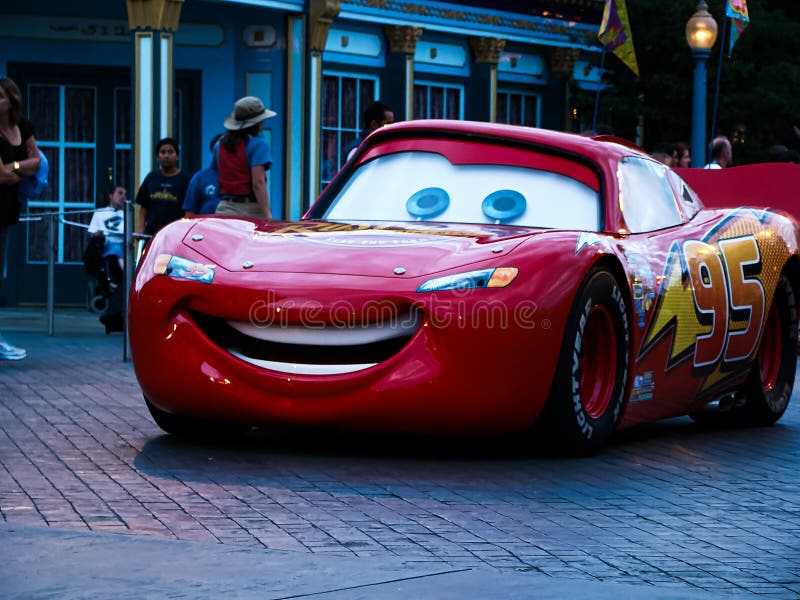 Cars 2 : Vidéo Showroom de Flash McQueen - Le 27 juillet 2011 au cinéma I  Disney 