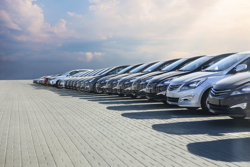 https://thumbs.dreamstime.com/b/cars-sale-stock-lot-row-cars-sale-stock-lot-row-car-dealer-inventory-113488525.jpg