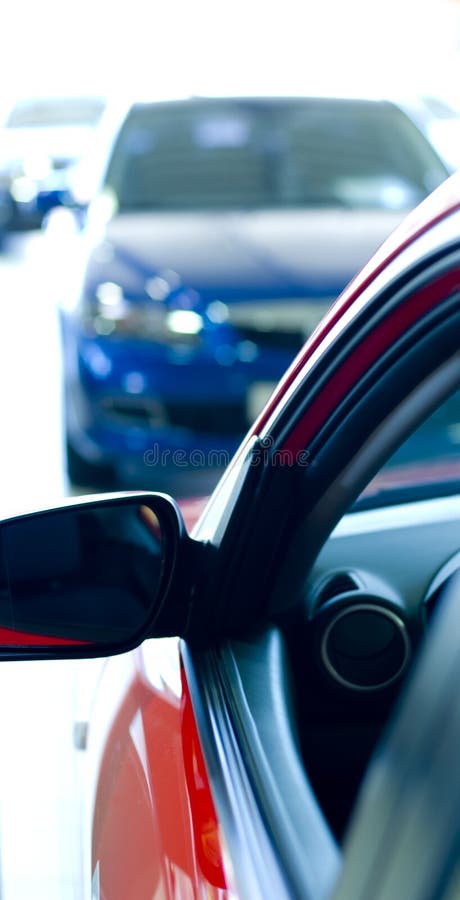 Un blu automobili vetrina, blu auto sfocato.