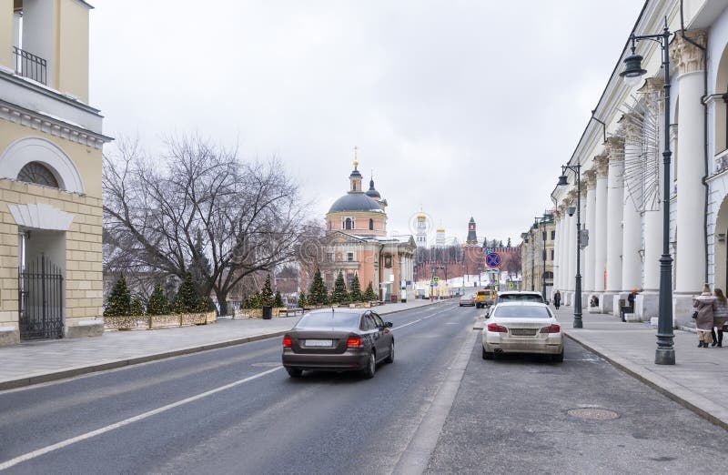 Cars on the streets of Moscow near the Kremlin, Moscow in winter royalty free stock photography Cars on the streets of Moscow near the Kremlin, Moscow in winter royalty free stock photography