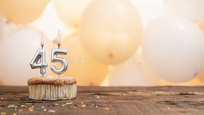 Bolo de aniversário de 18 anos com velas acesas e banner de aniversário de  confete
