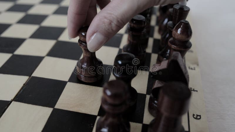 tabuleiro de xadrez de madeira com os primeiros movimentos do peão
