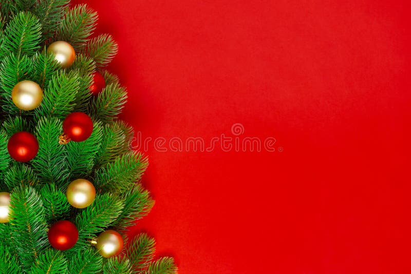 Cartão Postal Das Ramificações De Uma árvore De Natal Com Balões Vermelhos  E Dourados Em Um Rico Espaço De Cópia Em Segundo Plano Imagem de Stock -  Imagem de desejo, xmas: 201647325