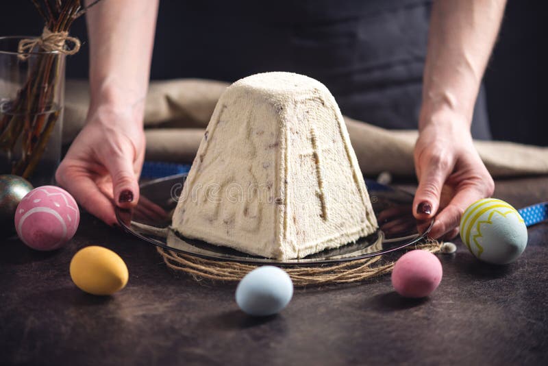 Carta con il dolce tradizionale e le uova variopinte nello stile rustico su un fondo scuro Pasqua felice immagini stock Carta con il dolce tradizionale e le uova variopinte nello stile rustico su un fondo scuro Pasqua felice immagini stock