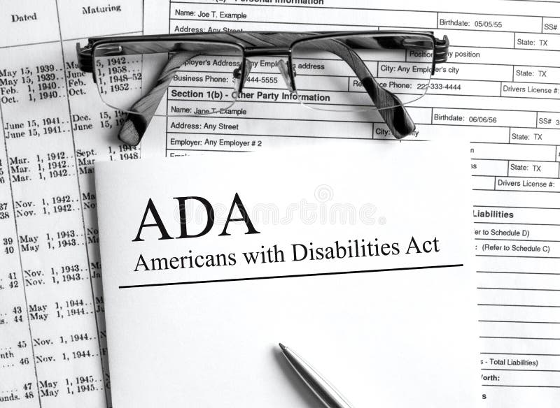 Carta con testo ada america con disabilità legge su una tavola