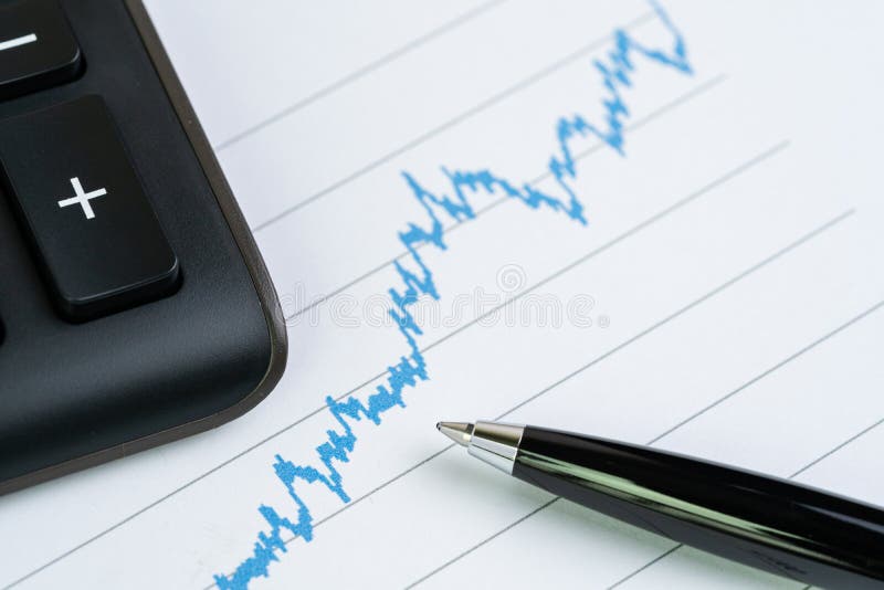 Carta de crescimento da cotação das ações com calculadora e pena usando-se como a análise financeira, o relatório de mercado cons imagem de stock Carta de crescimento da cotação das ações com calculadora e pena usando-se como a análise financeira, o relatório de mercado cons imagem de stock