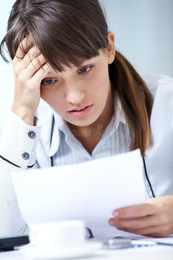 Carta De La Lectura De La Mujer Foto de archivo  Imagen de taza, dolor