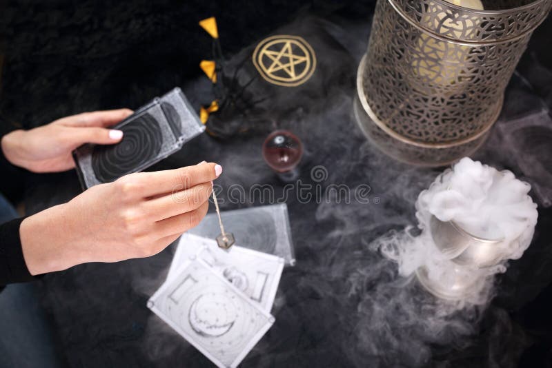 Carta de tarot La hada separa las cartas de tarot, el significado mágico de los símbolos imagen de archivo libre de regalías Carta de tarot La hada separa las cartas de tarot, el significado mágico de los símbolos imagen de archivo libre de regalías