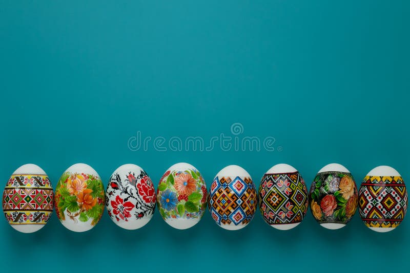 Carta di regalo di Pasqua dalle uova pasquali variopinte con spazio vuoto su fondo blu Tradizione cristiana di concetto fotografia stock Carta di regalo di Pasqua dalle uova pasquali variopinte con spazio vuoto su fondo blu Tradizione cristiana di concetto fotografia stock