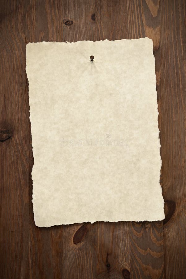 Carta pergamena in bianco sulla vecchia porta. fotografia stock Carta pergamena in bianco sulla vecchia porta. fotografia stock