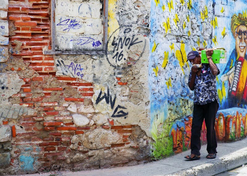 CARTAGENA, COLOMBIA, 3 AUGUSTUS, 2018: Straatsc?ne in de Oude stad van Cartagena stock foto's CARTAGENA, COLOMBIA, 3 AUGUSTUS, 2018: Straatsc?ne in de Oude stad van Cartagena stock foto's