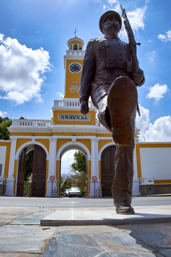 Cartagena Spanien - Juli 13, 2016: Monument till det spanska marin- infanterin på plazaen del Rey i Cartagena, Spanien fotografering för bildbyråer Cartagena Spanien - Juli 13, 2016: Monument till det spanska marin- infanterin på plazaen del Rey i Cartagena, Spanien fotografering för bildbyråer