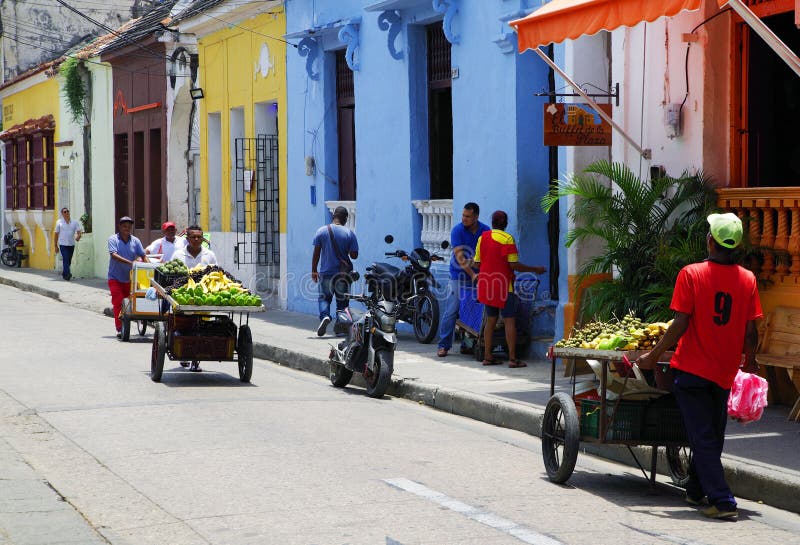 CARTAGENA, КОЛУМБИЯ, 3-ЬЕ АВГУСТА 2018: Сцена улицы в старом городе Cartagena стоковые изображения rf CARTAGENA, КОЛУМБИЯ, 3-ЬЕ АВГУСТА 2018: Сцена улицы в старом городе Cartagena стоковые изображения rf