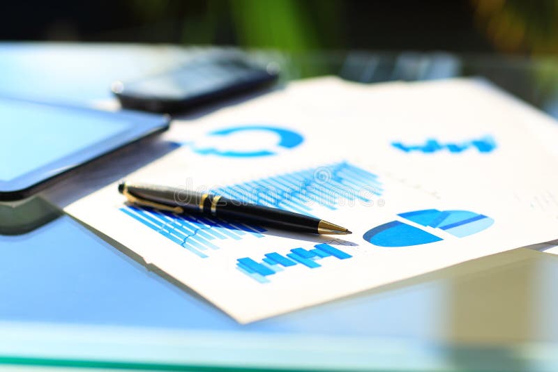 Cartas financeiras na tabela imagem de stock Cartas financeiras na tabela imagem de stock