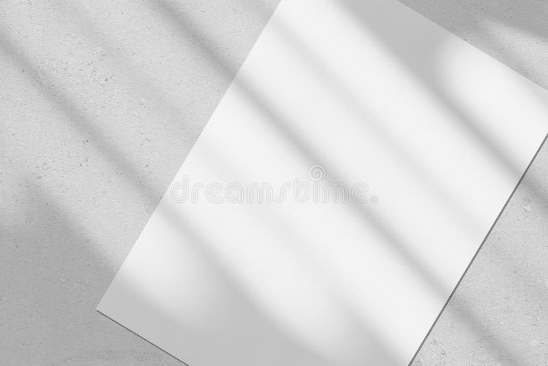 Cartaz branco retangular vertical vazio com sombra diagonal da janela na parede