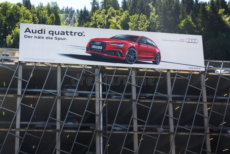 Cartaz do carro do quattro de Audi na casa do estacionamento imagens de stock Cartaz do carro do quattro de Audi na casa do estacionamento imagens de stock