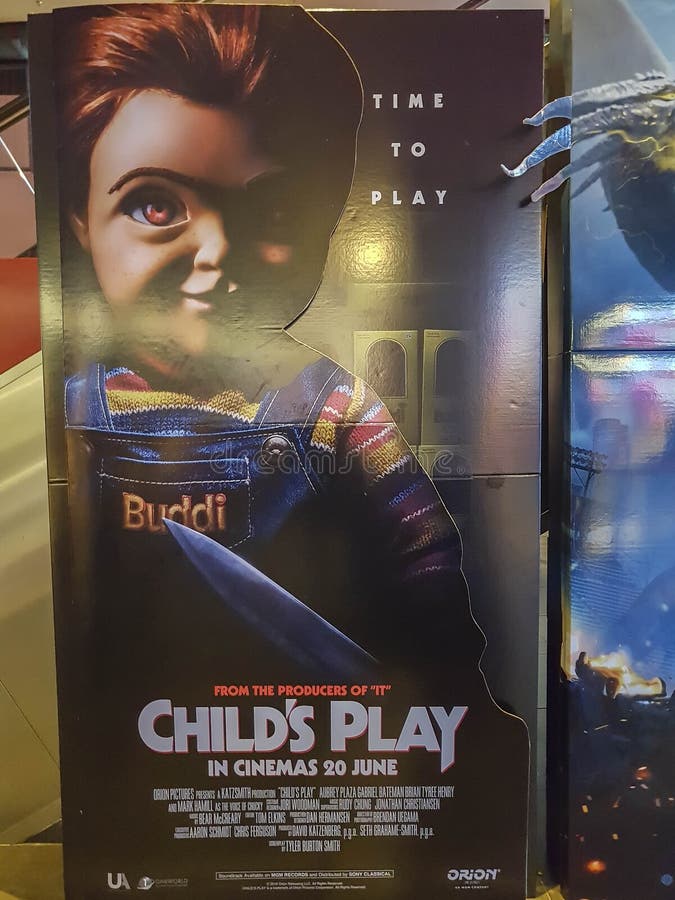 Cartaz do filme Child's Play, é refeito do filme de 1988 sobre uma boneca de alta tecnologia chamada Chucky imagem de stock Cartaz do filme Child's Play, é refeito do filme de 1988 sobre uma boneca de alta tecnologia chamada Chucky imagem de stock