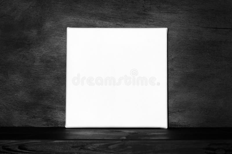 Cartaz do modelo na sala preta fotografia de stock Cartaz do modelo na sala preta fotografia de stock