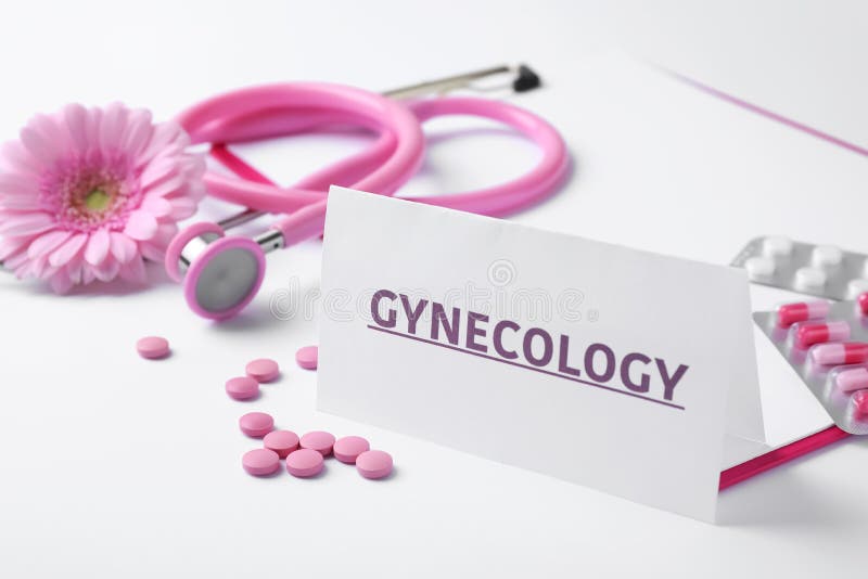 Carte avec la gynécologie, les pilules, le stéthoscope et la fleur de mot photos stock Carte avec la gynécologie, les pilules, le stéthoscope et la fleur de mot photos stock
