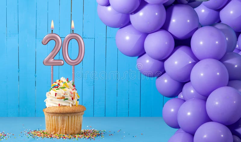 Signe D'anniversaire De 20 Ans. 20e Anniversaire De Modèle De Carte De  Voeux. Vingt Numéro Et Morceau De Gâteau Festif Avec Bougie. Ballon Et  Coffret Cadeau. Clip Art Libres De Droits, Svg