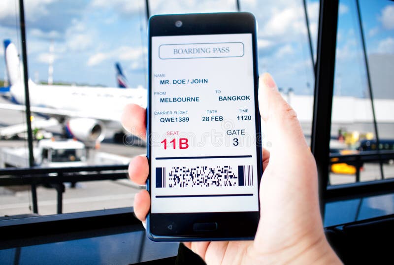 Carte d'embarquement électronique sur l'écran du smartphone photo stock Carte d'embarquement électronique sur l'écran du smartphone photo stock