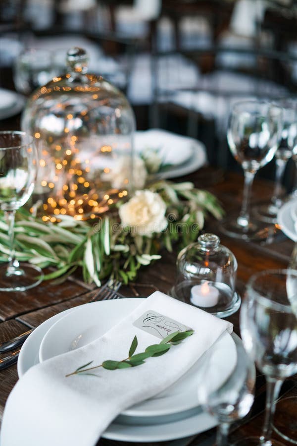 Carte d'invité d'un plat avec des décorations de mariage dans le style rustique sur une table en bois images libres de droits Carte d'invité d'un plat avec des décorations de mariage dans le style rustique sur une table en bois images libres de droits