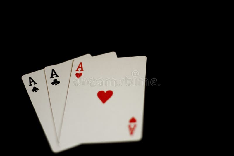 Carte da gioco su un bacground nero fotografia stock libera da diritti Carte da gioco su un bacground nero fotografia stock libera da diritti