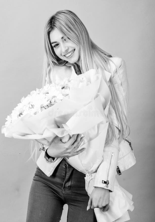 Floriste Dans Un Fleuriste Belle Femme Au Bouquet De Fleur De Marais Journee Des Meres Printemps Et Ete Journee Des Femmes Joli Photo Stock Image Du Verdure Ressort