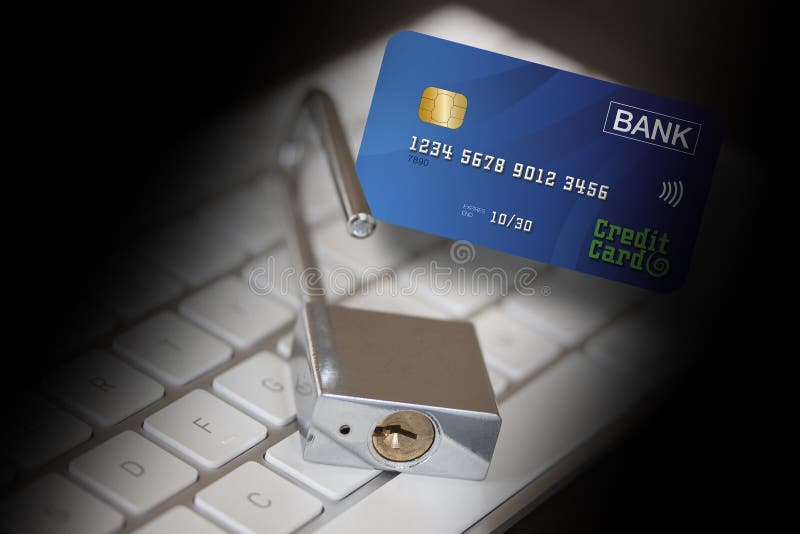 Carte de crédit, cadenas inoxydable et une carte de crédit devant un clavier d'ordinateur entouré avec une ombre noire Donn?es de images stock Carte de crédit, cadenas inoxydable et une carte de crédit devant un clavier d'ordinateur entouré avec une ombre noire Donn?es de images stock
