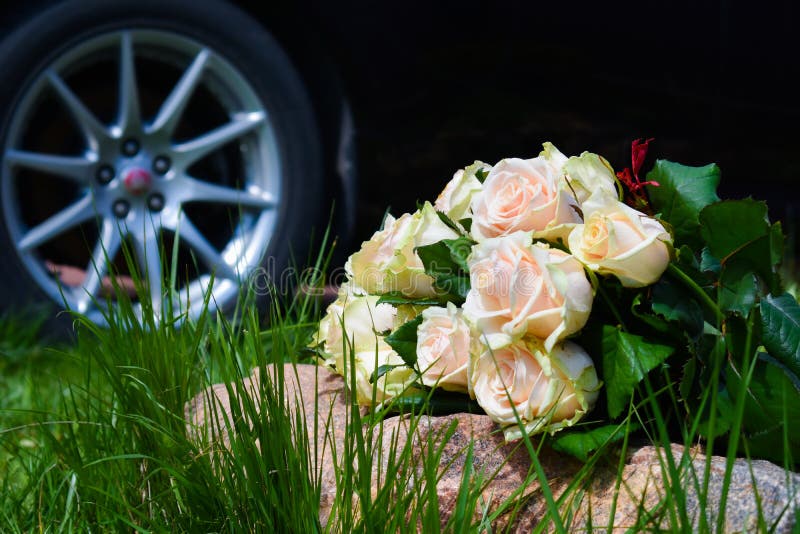 Carte De Fleurs. Bouquet Sur Le Rocher. Roses Pour L'enterrement Photo  stock - Image du romantique, beau: 182704016