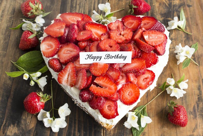 Carte de joyeux anniversaire avec le gâteau au fromage de coeur avec des fraises image stock Carte de joyeux anniversaire avec le gâteau au fromage de coeur avec des fraises image stock