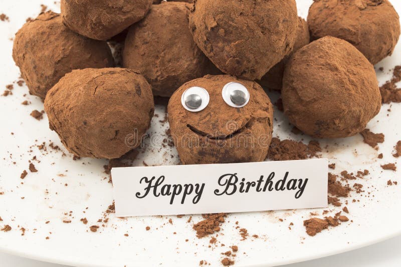Carte de joyeux anniversaire avec Smiley Chocolate Truffles photo libre de droits Carte de joyeux anniversaire avec Smiley Chocolate Truffles photo libre de droits