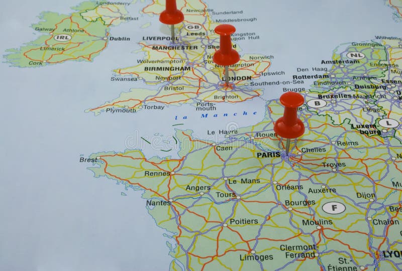 Carte de l'Europe avec les broches rouges photos libres de droits Carte de l'Europe avec les broches rouges photos libres de droits