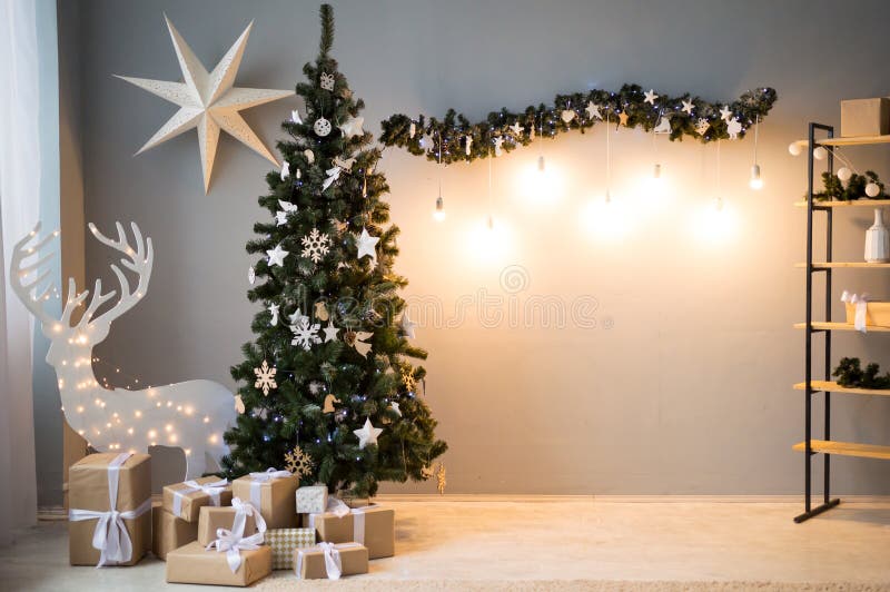 Carte de Noël avec des cerfs communs, un arbre de Noël et une étoile lumineux photos stock Carte de Noël avec des cerfs communs, un arbre de Noël et une étoile lumineux photos stock