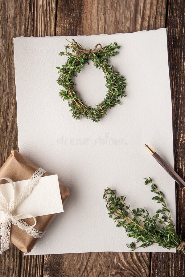Carte de Noël avec la guirlande du romarin et du présent images libres de droits Carte de Noël avec la guirlande du romarin et du présent images libres de droits