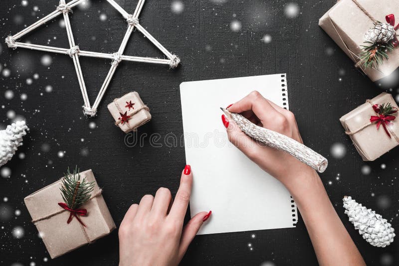 Carte de Noël Quand vous pensez à quels cadeaux vous voulez de Santa Claus L'ambiance de Noël est complétée par a photographie stock libre de droits Carte de Noël Quand vous pensez à quels cadeaux vous voulez de Santa Claus L'ambiance de Noël est complétée par a photographie stock libre de droits