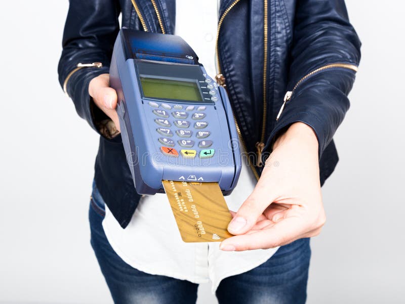 Carte de paiement dans un terminal de banque Le concept de du paiement électronique Plan rapproché d'une main de femme reportant photos libres de droits Carte de paiement dans un terminal de banque Le concept de du paiement électronique Plan rapproché d'une main de femme reportant photos libres de droits