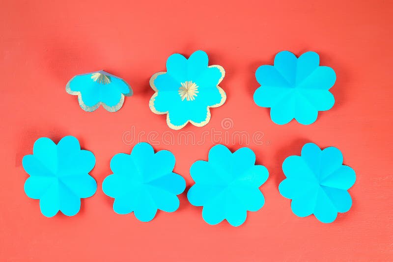 Carte de voeux 3d tridimensionnelle de Diy avec des fleurs pour le jour de m?res sur un fond de corail vivant photo stock Carte de voeux 3d tridimensionnelle de Diy avec des fleurs pour le jour de m?res sur un fond de corail vivant photo stock