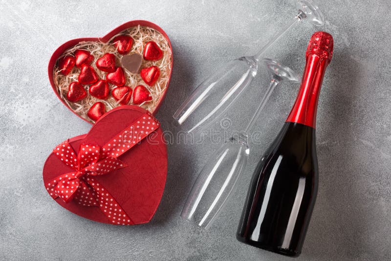 Carte de voeux de Saint-Valentin avec des verres de champagne et des coeurs de sucrerie sur le fond en pierre Vue supérieure avec images stock Carte de voeux de Saint-Valentin avec des verres de champagne et des coeurs de sucrerie sur le fond en pierre Vue supérieure avec images stock