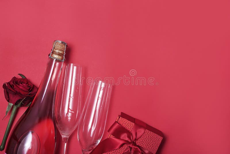 Carte De Joyeux Anniversaire Avec Des Cadeaux Champagne Photos Libres De Droits Et Gratuites De Dreamstime