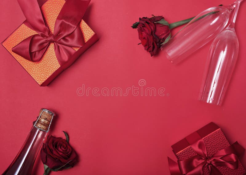 Carte De Joyeux Anniversaire Avec Des Cadeaux Champagne Photos Libres De Droits Et Gratuites De Dreamstime Carte De Joyeux Anniversaire Avec Des Cadeaux Champagne Photos Libres De Droits Et Gratuites De Dreamstime