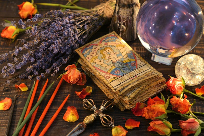 Carte di tarocchi con sfera di cristallo, le candele ed i fiori magici della lavanda