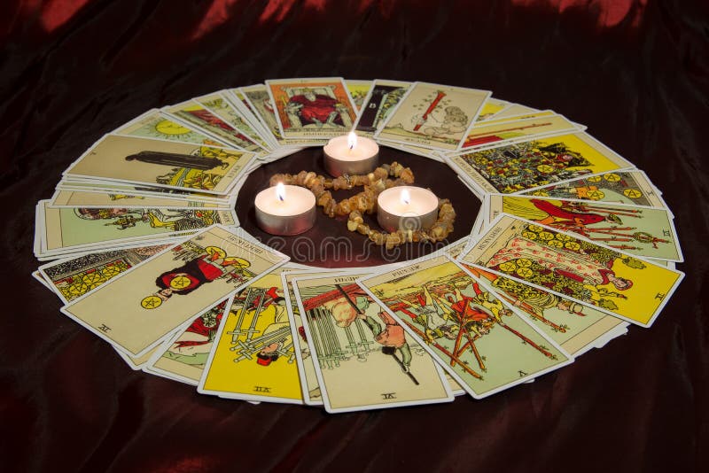 Carte di tarocchi e candela bruciante fotografia stock libera da diritti Carte di tarocchi e candela bruciante fotografia stock libera da diritti