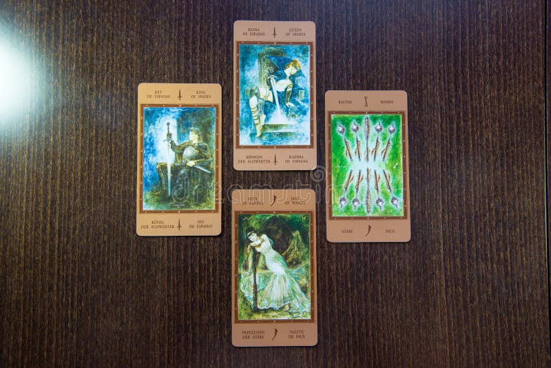 Carte di tarocchi sul legno Piattaforma dei tarocchi di Labirinth Priorità bassa esoterica immagini stock libere da diritti Carte di tarocchi sul legno Piattaforma dei tarocchi di Labirinth Priorità bassa esoterica immagini stock libere da diritti