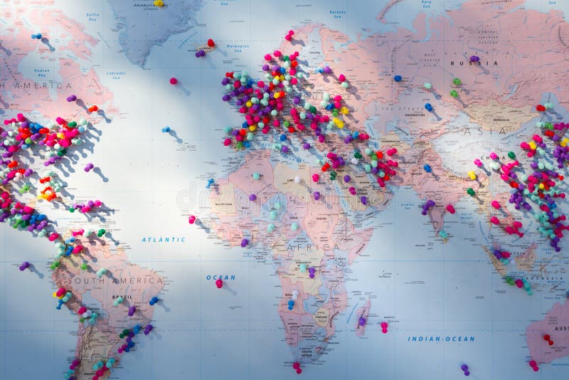 Carte du monde avec différents punaise sur les pays où les