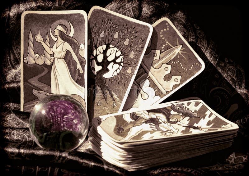 Carte e Crystal Ball di tarocchi immagine stock Carte e Crystal Ball di tarocchi immagine stock